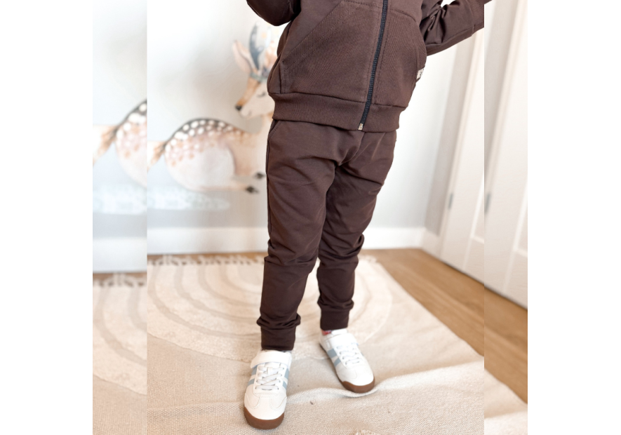 brązowy dres dla chłopca