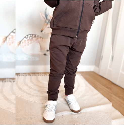 brązowy dres dla chłopca