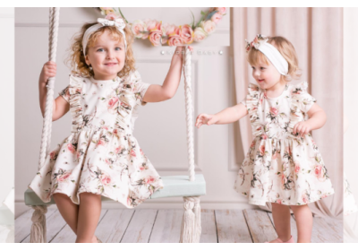 Sukienki dla dziewczynek – które najlepsze na przyjęcie?