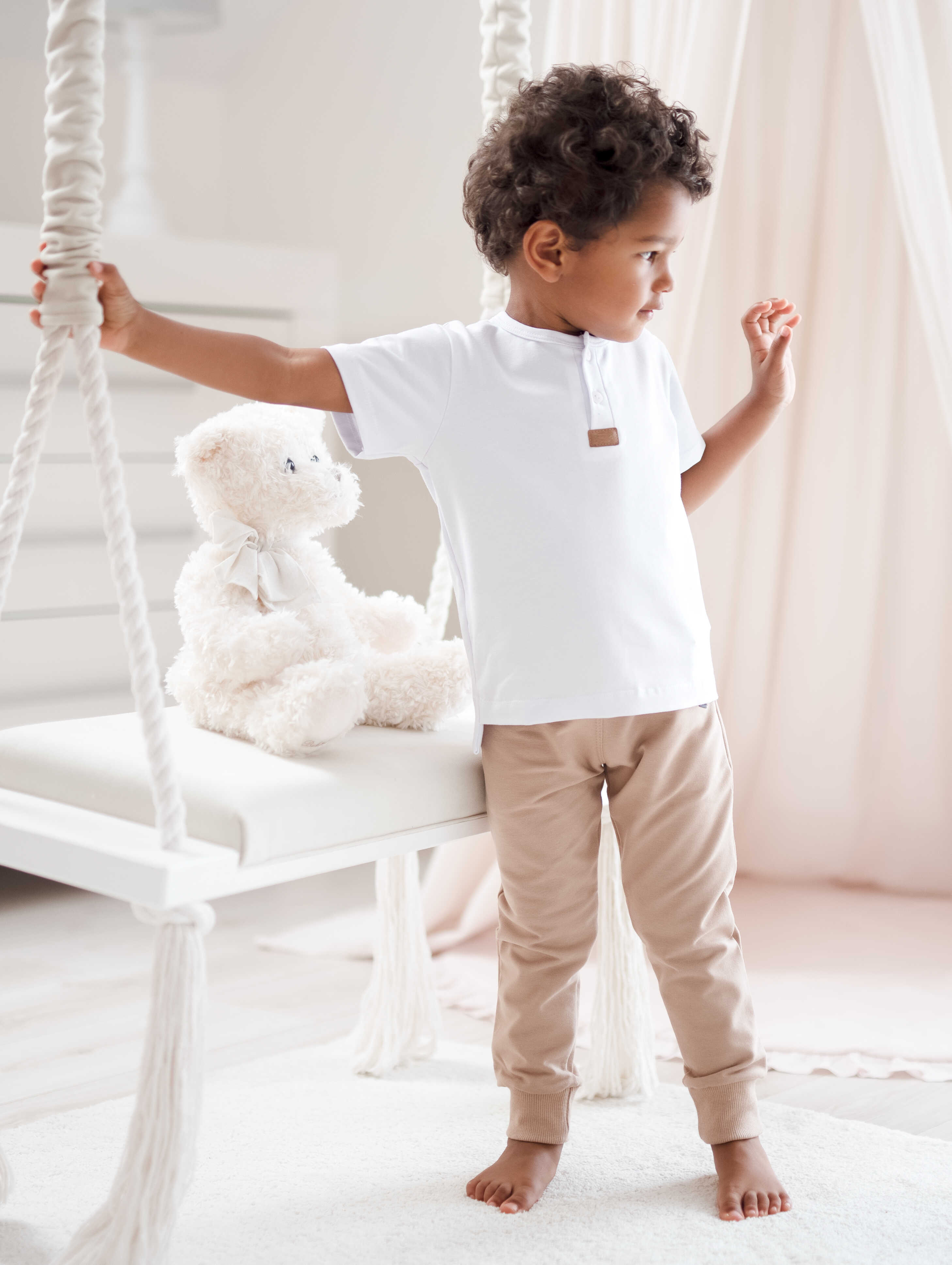 Beżowe spodnie dresowe slim