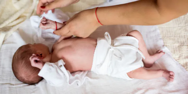 Skuteczne sposoby na ubieranie noworodka- poradnik krok po kroku