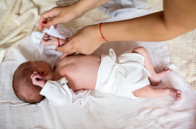 Skuteczne sposoby na ubieranie noworodka- poradnik krok po kroku